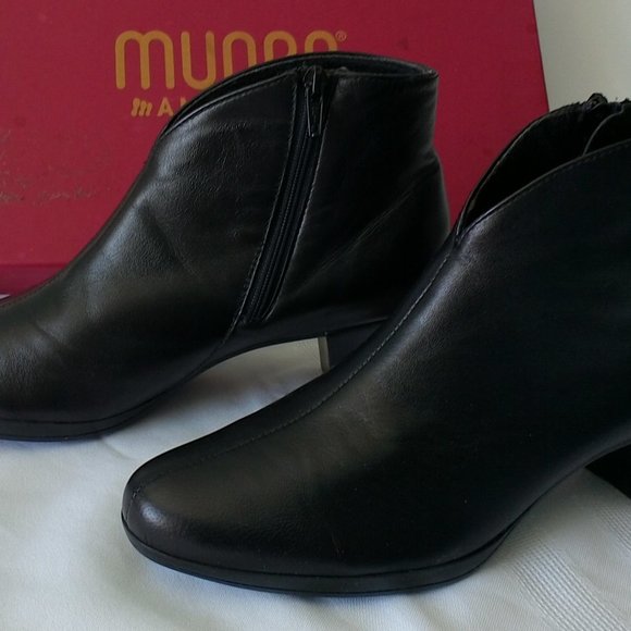 Munro American 7-1/2M Robyn black ankle boot - Picture 3 of 8